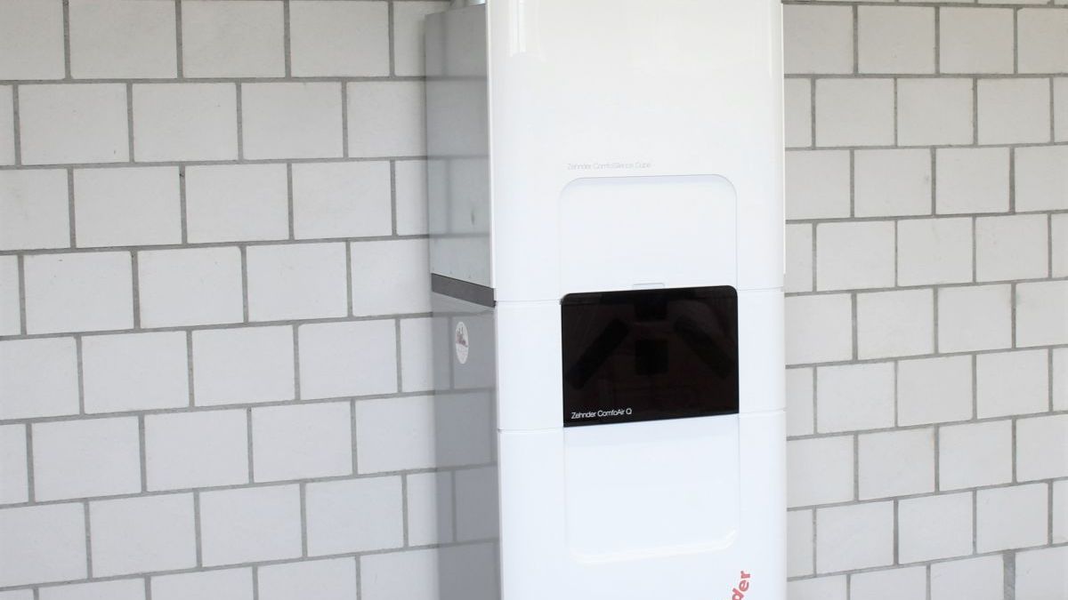 Das Lüftungsgerät Zehnder ComfoAir Q kann neu mit dem leistungsstarken Schalldämmaufsatz Zehnder ComfoSilence Cube ausgestattet werden.