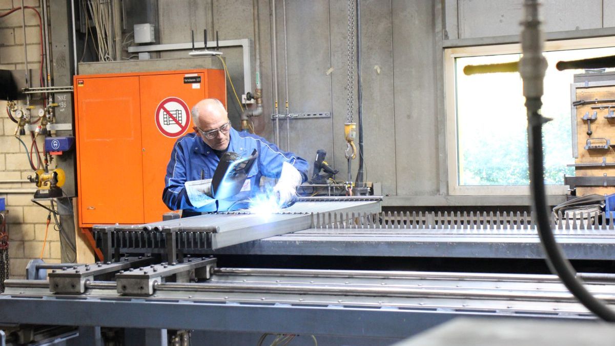 Die Führung erfolgte während laufendem Betrieb: ein dynamischer Maschinenpark, Schweissnähte in Handarbeit, leuchtende Prüfbäder und farbige Pulverbeschichtungen brachten die Gäste zum Staunen.