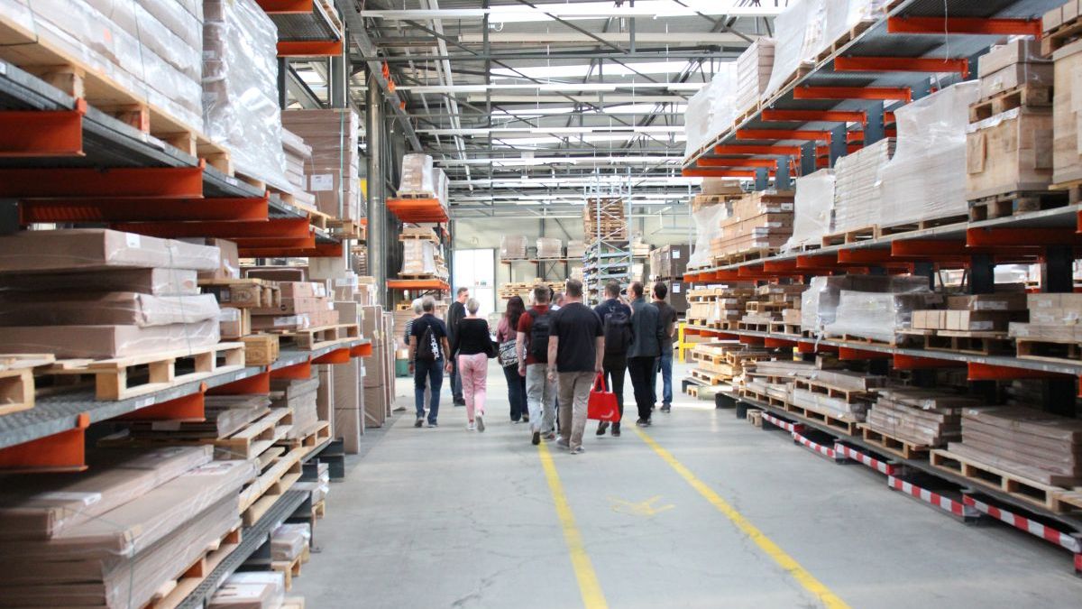 Das Zehnder Team führte sie in Gruppen durch die Heizkörperfertigung, das Lackierwerk bis hin zur Logistik.