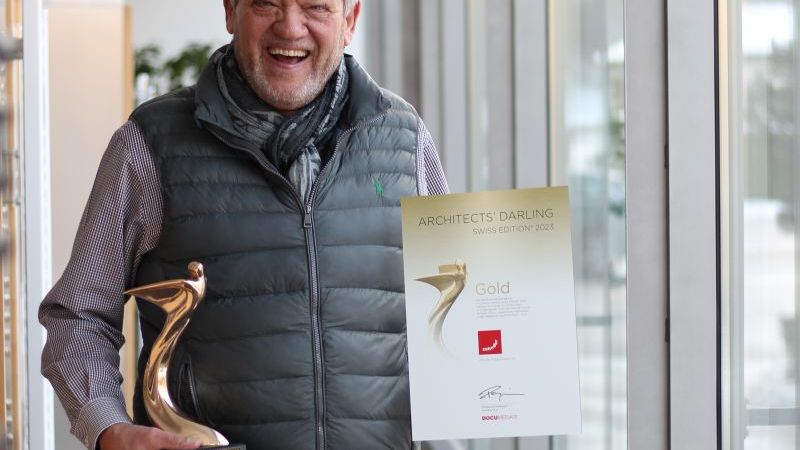 Peter Anesini freut sich über den Gold Award