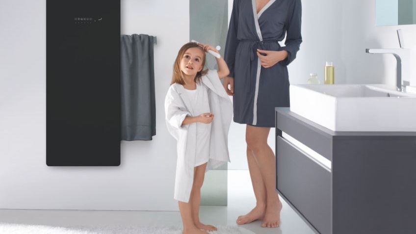 Elegantes und zugleich zeitloses Design kombiniert mit cleverer Funktionalität: Dank des ausziehbaren Handtuchhalters auf der Rückseite des Zehnder Design-Heizkörpers Deseo Verso verschwinden die Handtücher dezent hinter der edlen Glasheizfläche.