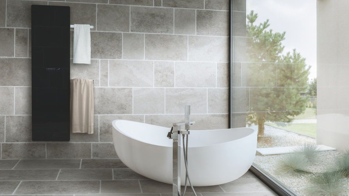 Der neue Design-Heizkörper Zehnder Deseo Verso glänzt in den klassischen Farben Schwarz und Weiss und/oder mit einer innovativen Spiegeloberfläche. Zudem kann zwischen zwei Baugrössen gewählt werden: Eine kleinere Modellvariante (Bauhöhe 1500 mm) mit einem ausziehbaren Handtuchhalter sowie eine grössere Modellvariante (Bauhöhe 1750 mm) mit zwei ausziehbaren Handtuchhaltern.