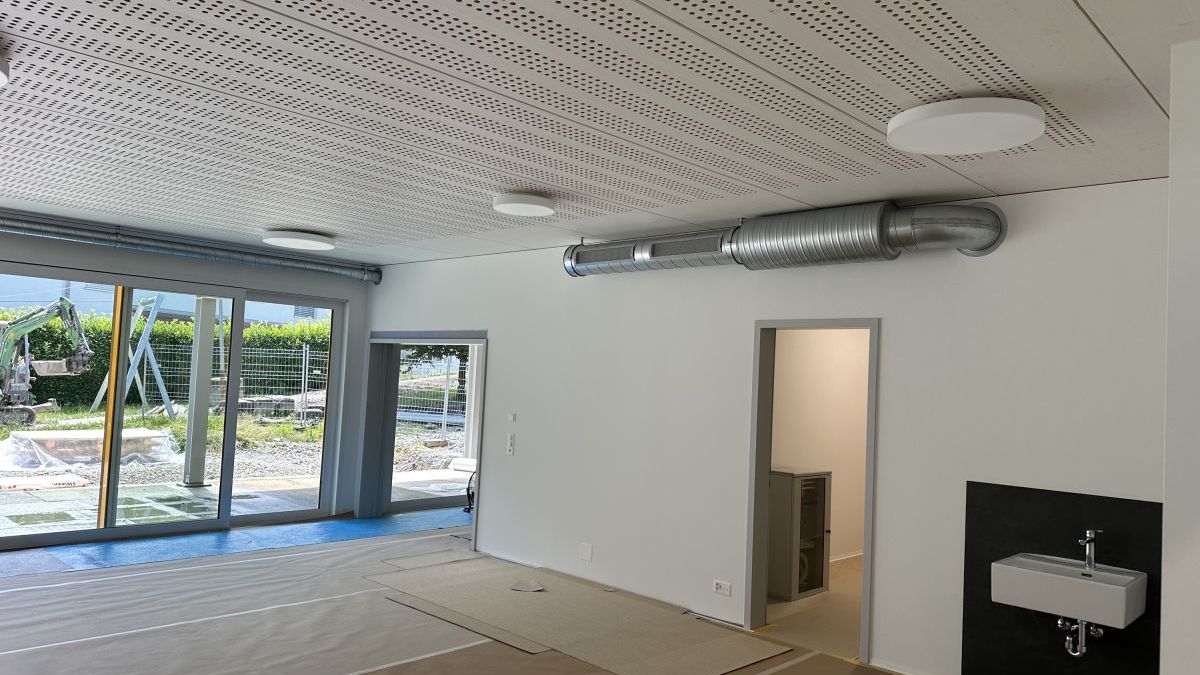 Der neue Kindergarten bietet grosszügige Räume für Spiel und Lernen. Grosse Fensterfronten sorgen für viel Tageslicht, führen im Sommer jedoch zu schneller Erwärmung. Eine wirkungsvolle Beschattung ist daher entscheidend für ein angenehmes Raumklima.