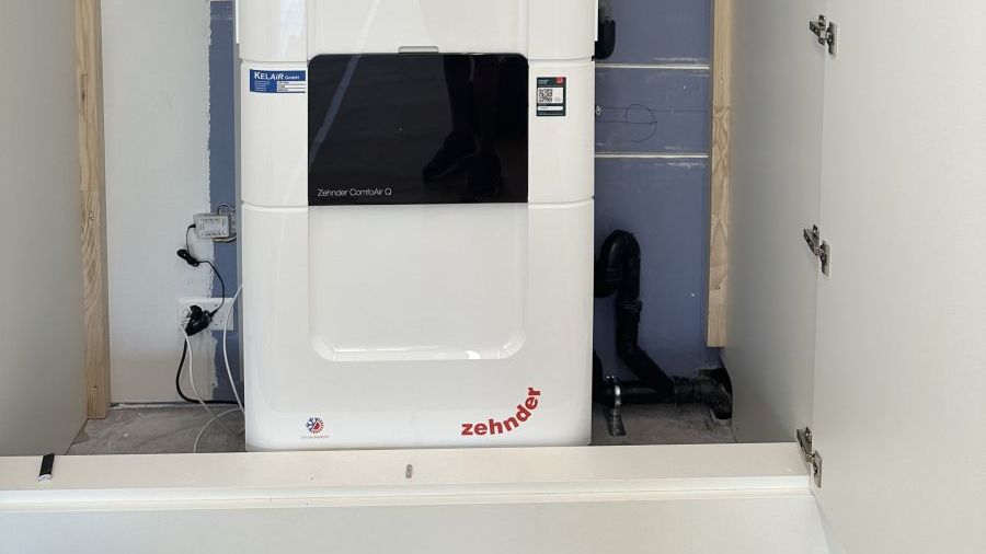 Man entschied sich für zwei zentrale Lüftungsgeräte Zehnder ComfoAir Q mit dem Kühlmodul ComfoClime. Die Anlage sorgt durchgängig für niedrige CO₂-Werte und unterstützt damit Konzentration und Leistungsfähigkeit der Kinder.