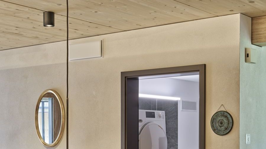 Dank seiner kompakten Bauweise lässt sich Zehnder ComfoDuct Activo auch in schmalen Holzwänden installieren. Hinter dem dezent gehaltenen Design-Abdeckgitter des Gehäuses arbeitet ein geräuscharmer Ventilator, mit Volumenströmen von wahlweise 0, 30, 50 oder 60 m3/h und führt die frische Luft aus dem Korridor in alle Räume des Hauses.