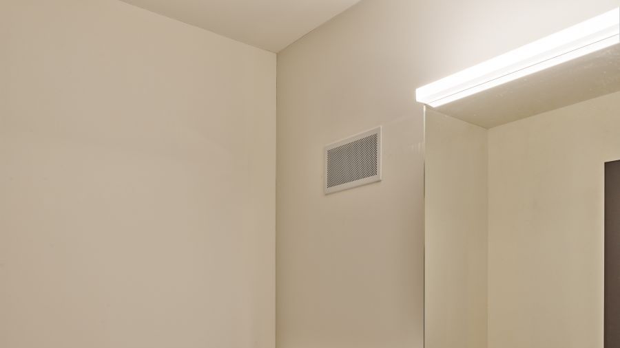 Im Badezimmer befindet sich das Abluftventil, über welches die verbrauchte Luft aus dem Gebäude befördert wird.