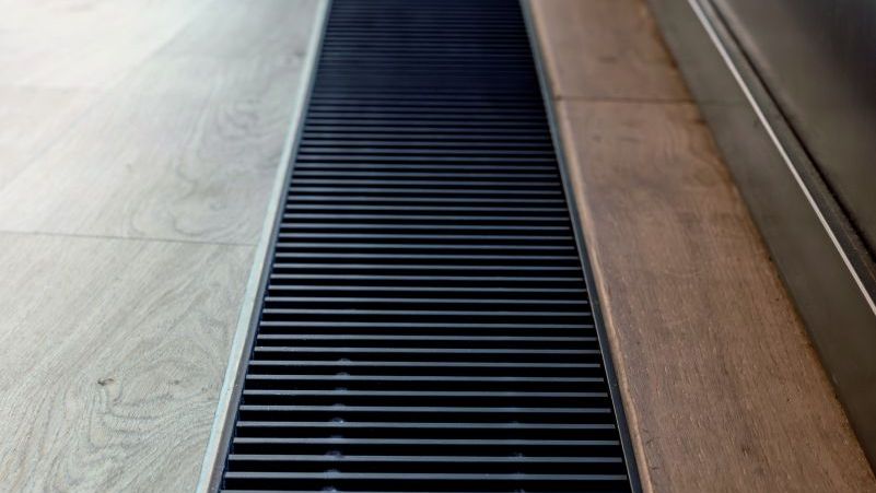 Die Zehnder Bodenkonvektoren fügen sich kompromisslos in die weitläufige Raumstruktur.