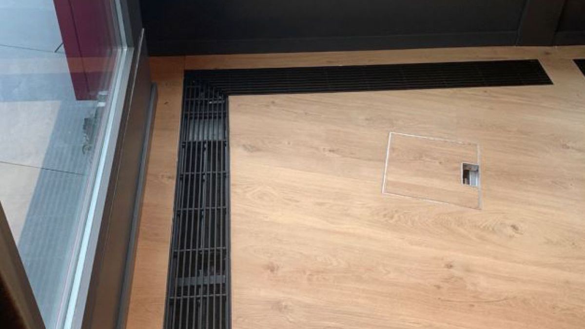 Die Zehnder Basis-Unterflurkonvektoren sind in verschiedenen Bauhöhen und Baubreiten erhältlich – auch millimetergenaue Massanfertigungen für Eck- und Winkelinstallationen sind umsetzbar.