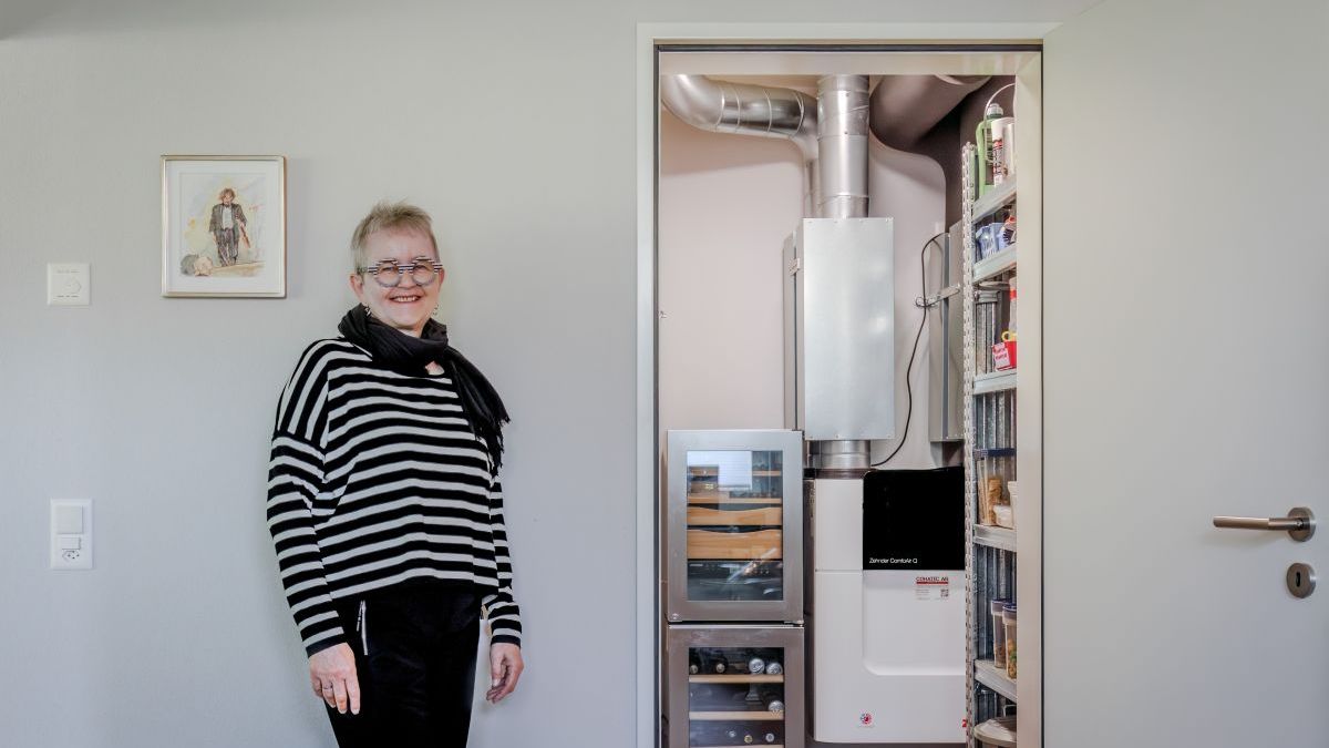 In den Abstellkammern der einzelnen Wohnungen platzsparend neben Regale verbaut, versorgen die Komfortlüftungsgeräte von Zehnder alle Räume kontinuierlich mit sauberer Luft – energieeffizient und nahezu lautlos.