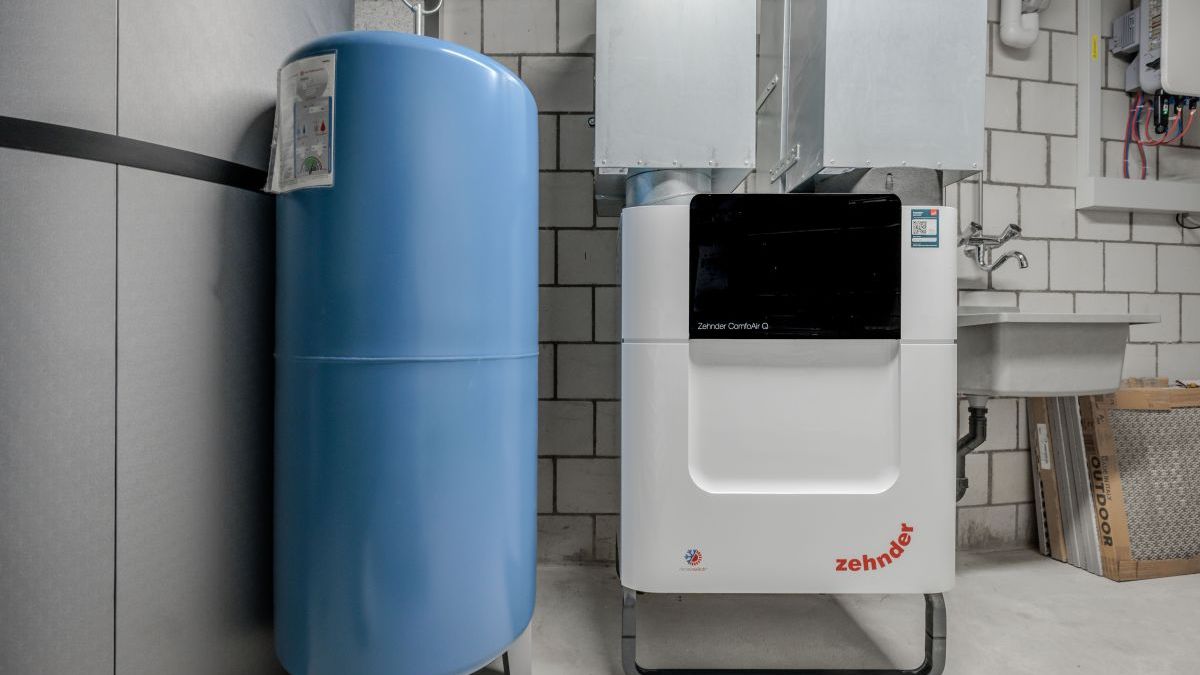 Fachmännische Installation der Lüftungsgeräte Zehnder ComfoAir Q in den Haustechnikräume im Keller.