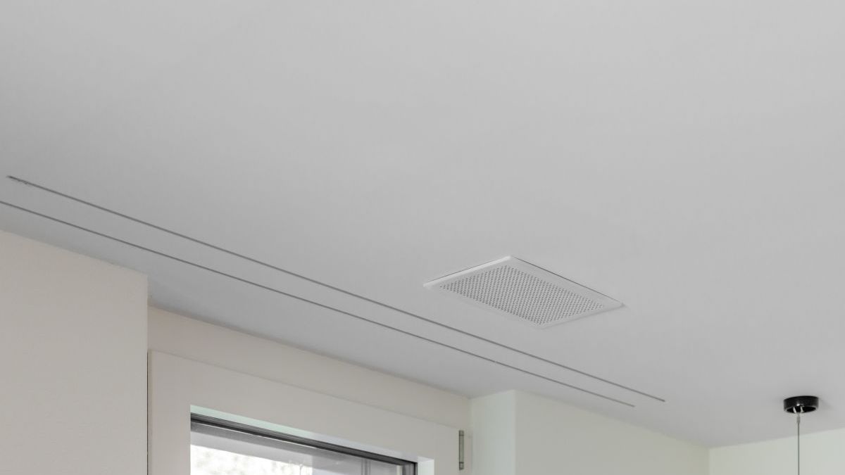 Die Zu- und Abluftverteiler des Komfort-Lüftungsgeräts Zehnder ComfoAir Q sind in den Decken eingelegt, nur dezente Designgitter im schlichten Design sind noch sichtbar.