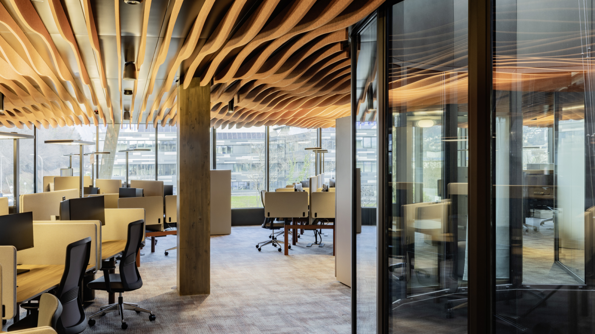 A11-C Klimadecke in Kombination mit ARCHISONIC® Akustik-Deckenbaffeln