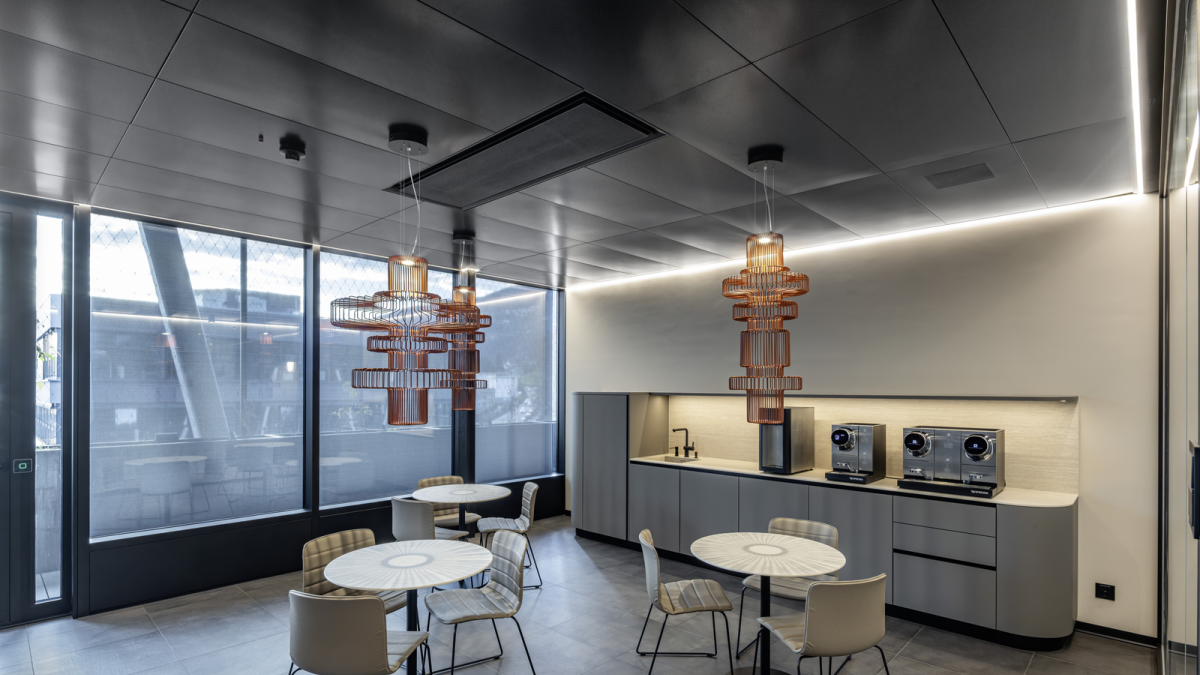 A11-C Klimadecke ergänzt durch PARASOL Kühlbalken