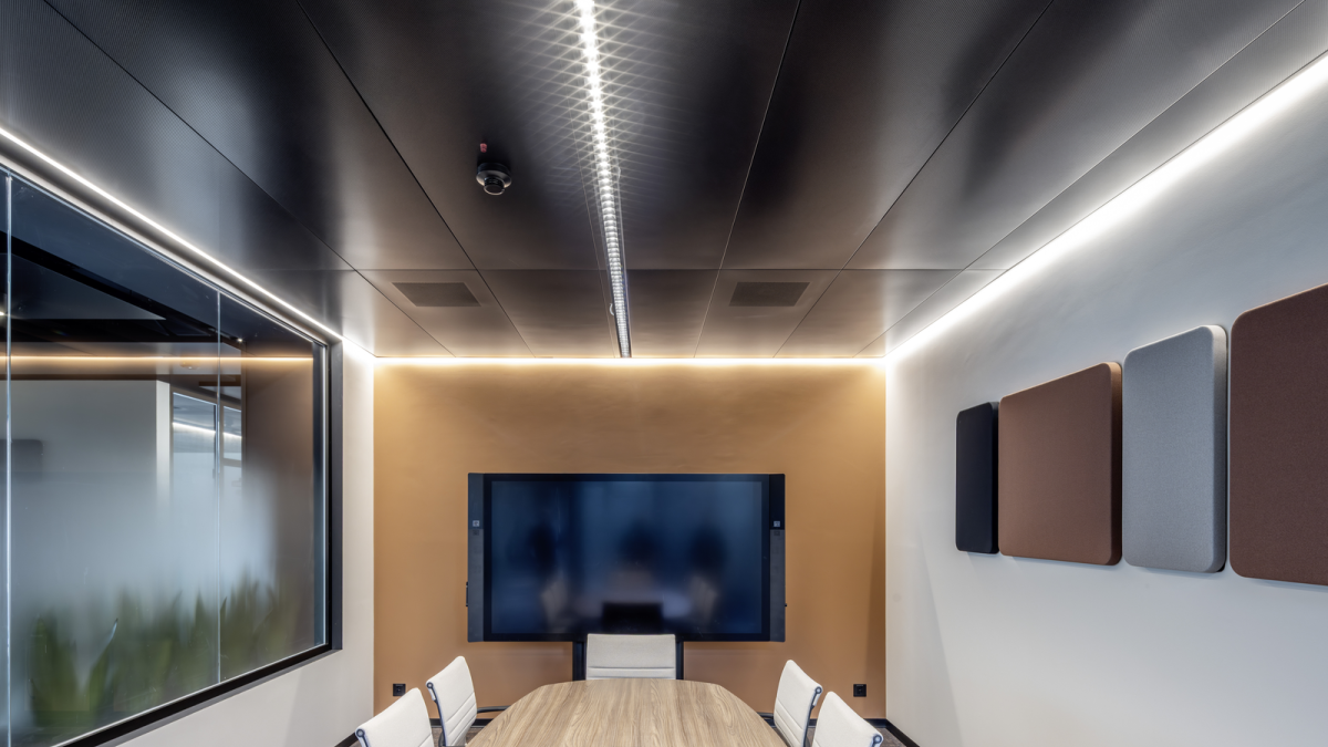 A11-C Klimadecke ergänzt durch PARASOL Kühlbalken