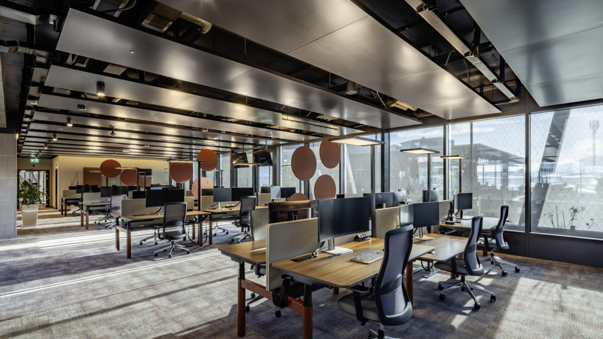 A11-S Klimadecke in Kombination mit CAURUS Hybridsystem sowie ADRIATIC Kühlbalken