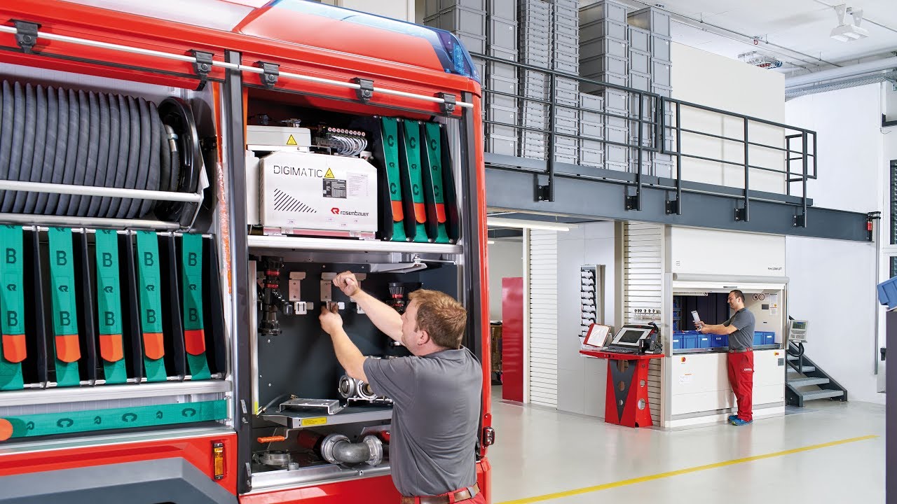 Rosenbauer AG - Direkt in den Montage- und Ausrüstungsbereich integrierter Vertikallift von Hänel