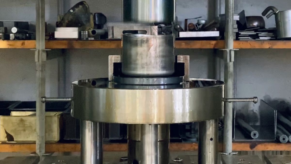 Stülpvorgang – das vorgeformte Werkstück wird in die Gegenrichtung umgestülpt