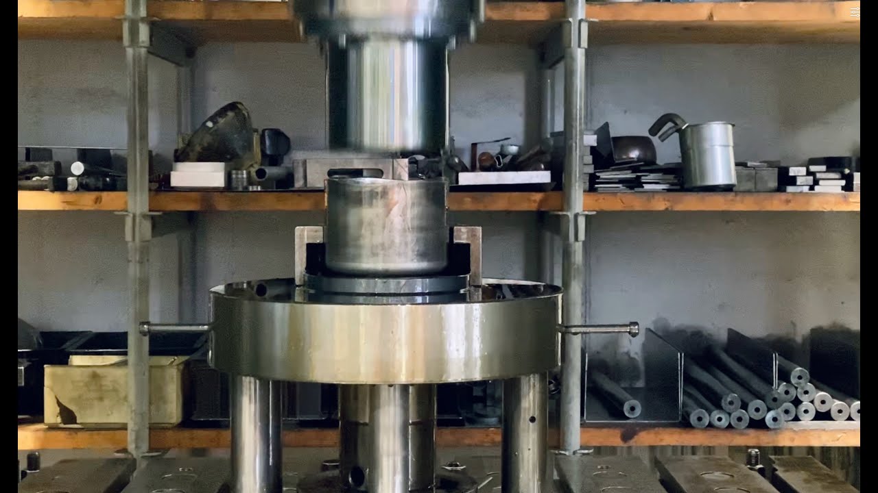 Stülpzug in der Praxis: Das Video zeigt, wie ein bereits tiefgezogenes Werkstück in einem Zug in d..