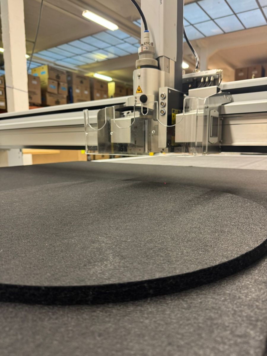 Top-Phon PET-Vlies wird mit CNC-Cutter geschnitten