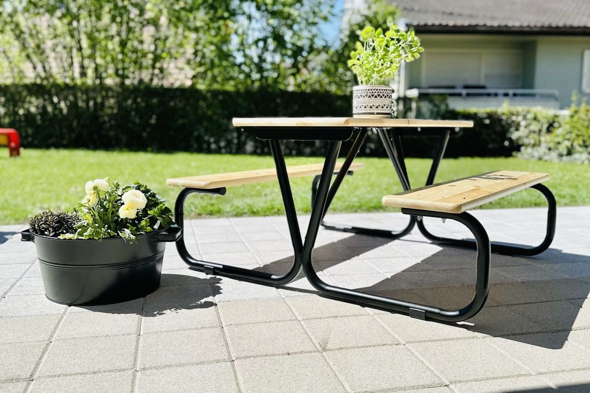 Hier sieht man einen schwarz-matt beschichteten Blumentopf und ein Tischgestell.