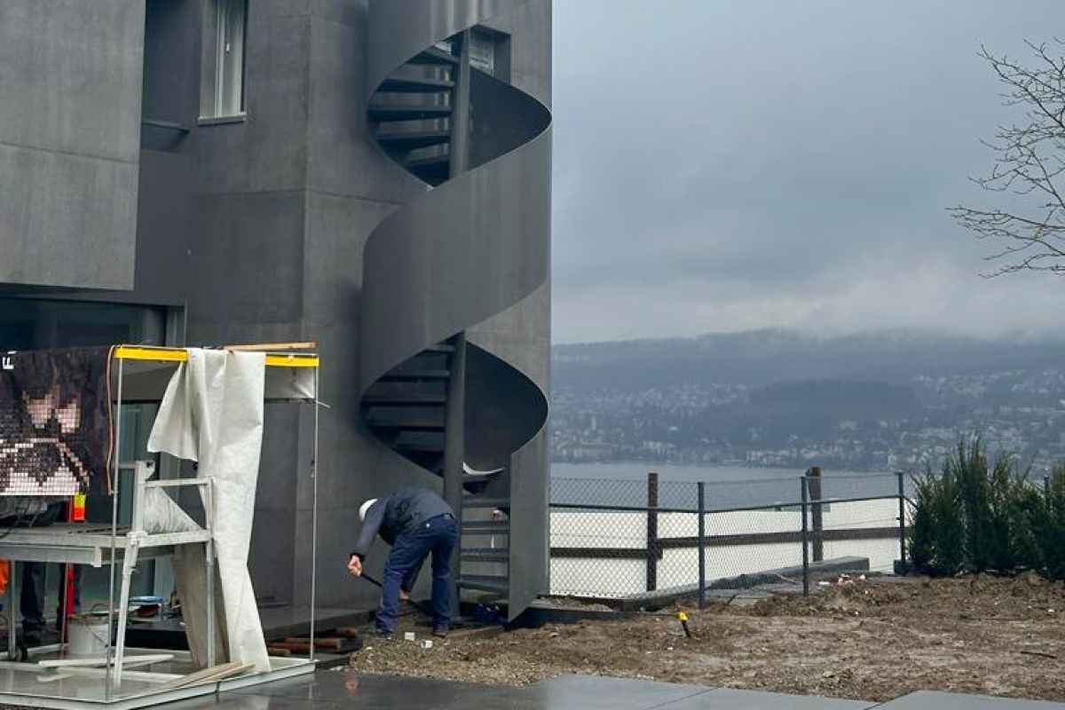 Diese tolle Aussen-Spindeltreppe durften wir sandstrahlen und pulverbeschichtet.