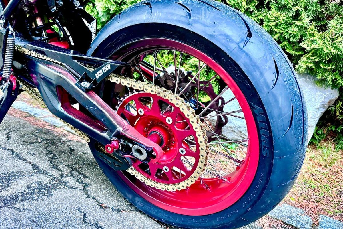 FuchsAUTO – Spezialeffekt bei Felgen (rot/schwarz) - Dank Pulverbeschichtung.