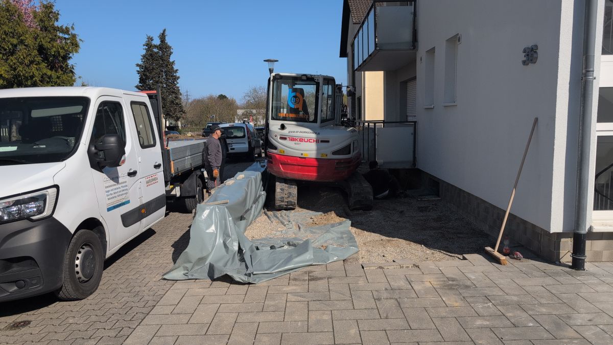 Präziser Aushub der Baugrube direkt am Haus mit unserem kompakten Mini-Bagger.