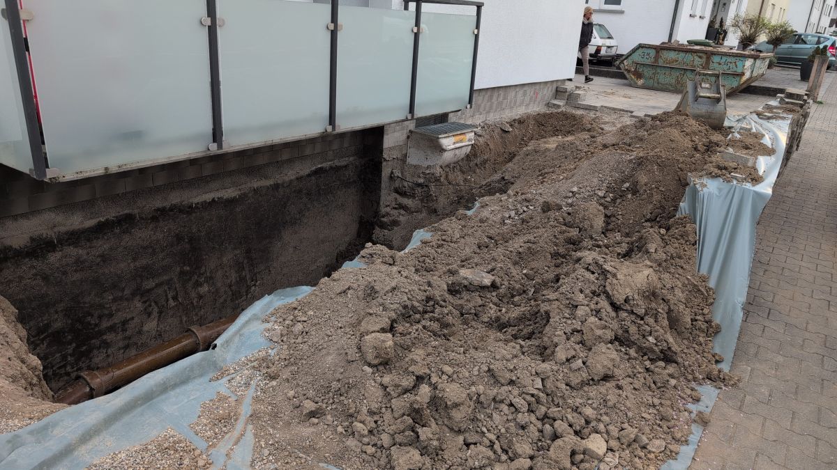 Präziser Aushub der Baugrube direkt am Haus mit unserem kompakten Mini-Bagger.