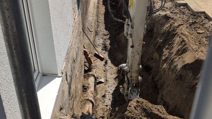 Präziser Aushub der Baugrube direkt am Haus mit unserem kompakten Mini-Bagger.