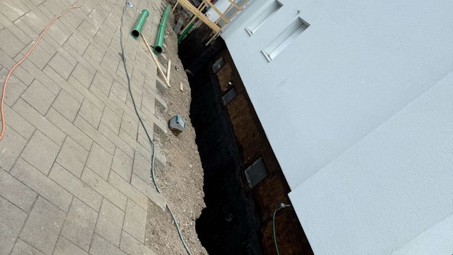 Ansicht der komplett abgedichteten Sockelzone vor der Anbringung von Styrodur und der Wiederverfüllung der Baugrube.