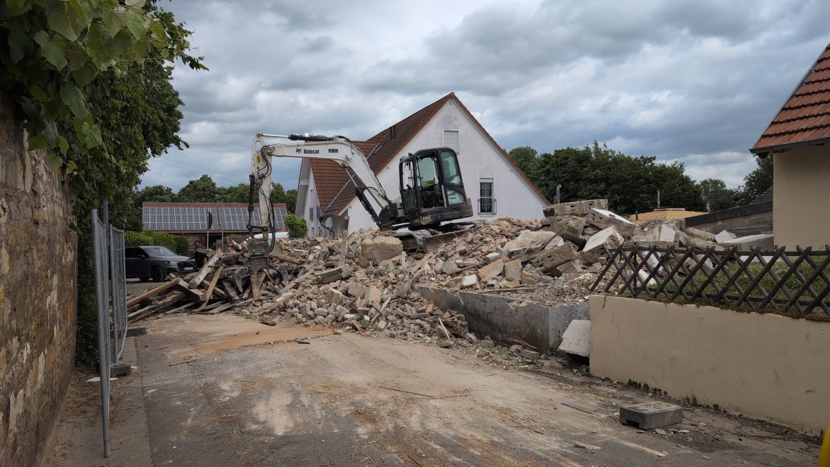 Fachgerechter und kontrollierter Gebäudeabbruch durch den modernen Fuhrpark der TräumeBau GmbH.
