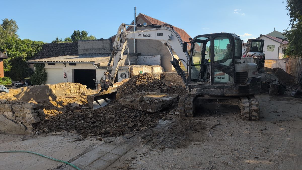 Saubere Materialtrennung und Räumung des Bauschutts direkt auf der Baustelle für eine reibungslose Entsorgung.