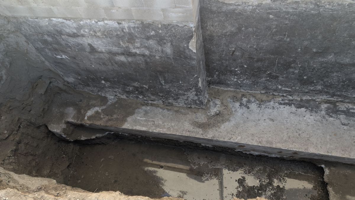 Freilegen der Kelleraußenwand durch die TräumeBau GmbH – Erdarbeiten und Abdichtung aus einer Hand