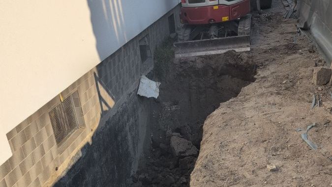 Präziser Aushub der Baugrube direkt am Haus mit unserem kompakten Mini-Bagger.