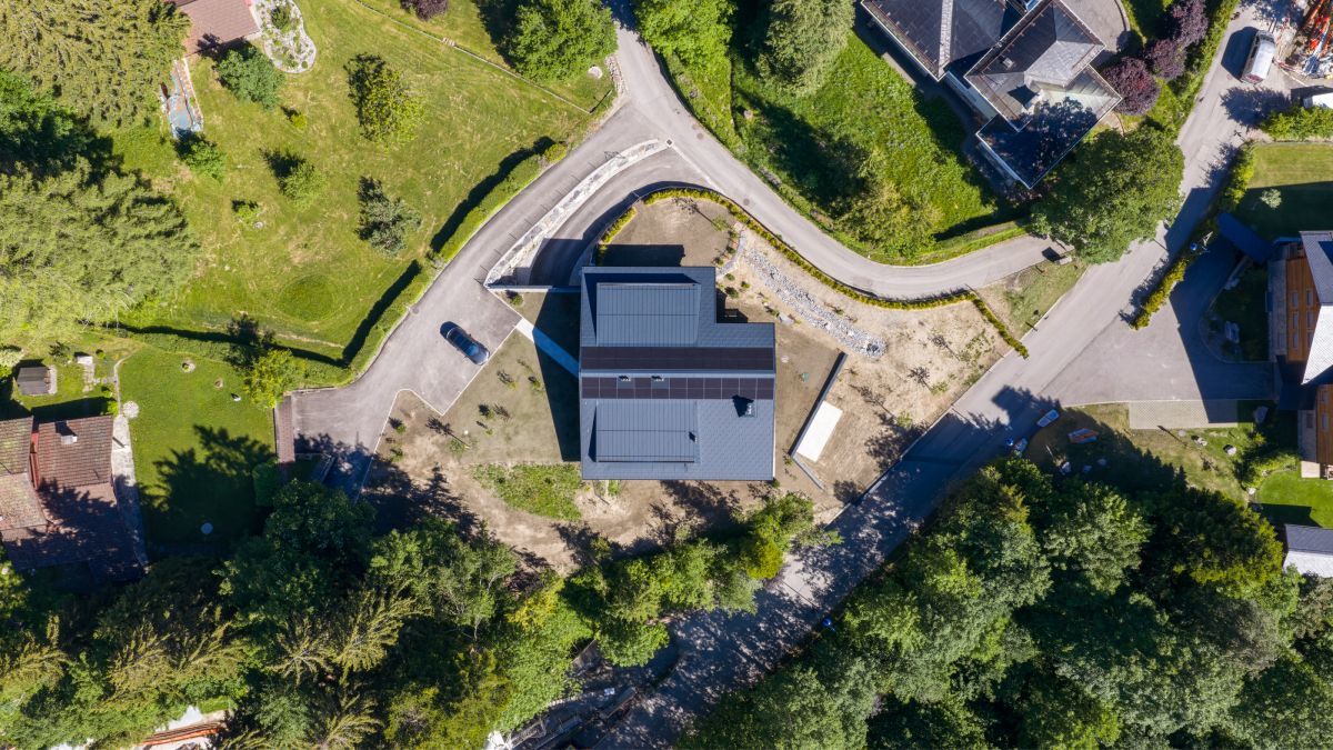 Drohnenvideo Kosten Schweiz: Was kostet ein professionelles Drohnenvideo? Skyframe Media erklärt Preise, Aufwand und Leistungen für Drohnenaufnahmen.