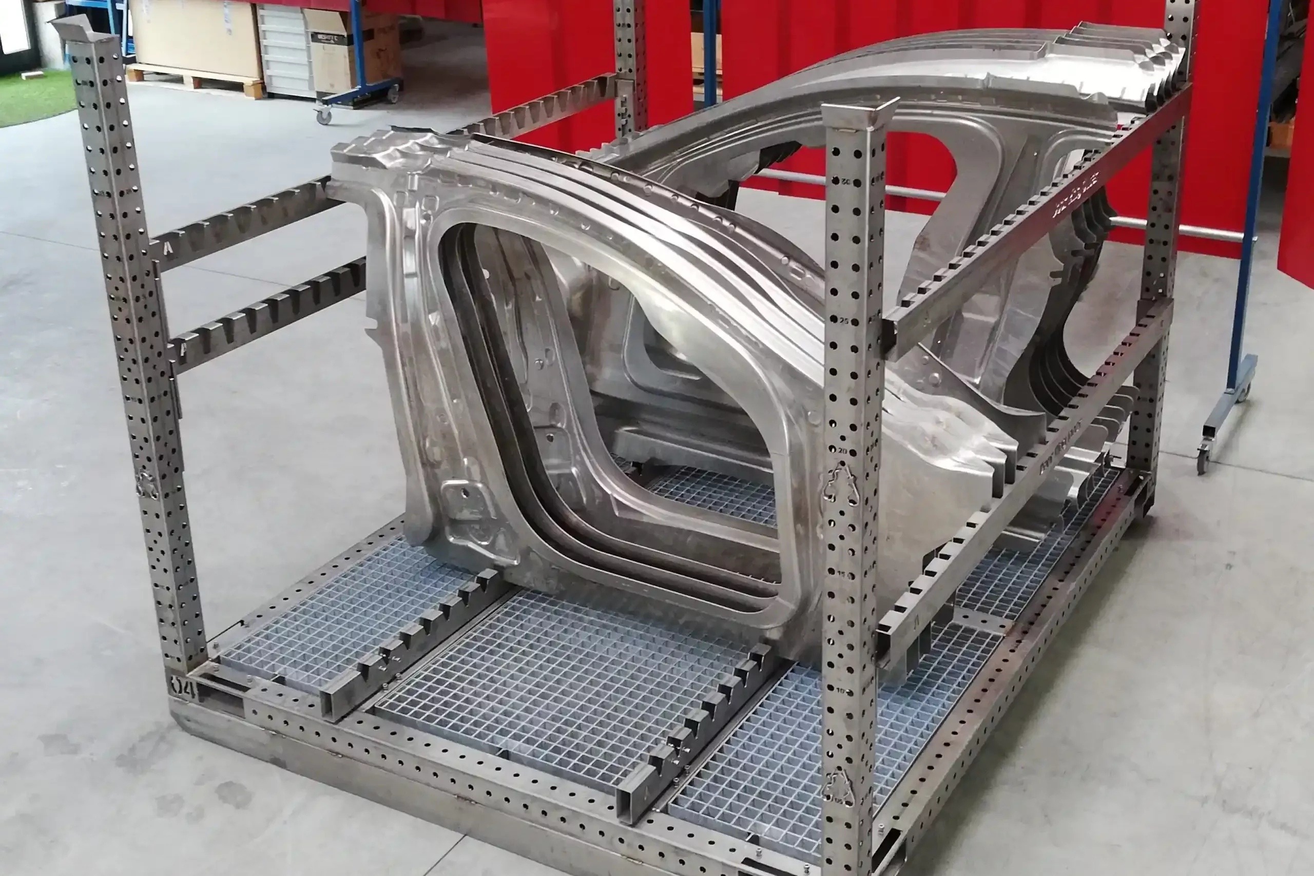 Massgefertigte Schweißkonstruktion für komplexe Industrieanlagen – Hochfester Metallbau und präzis..