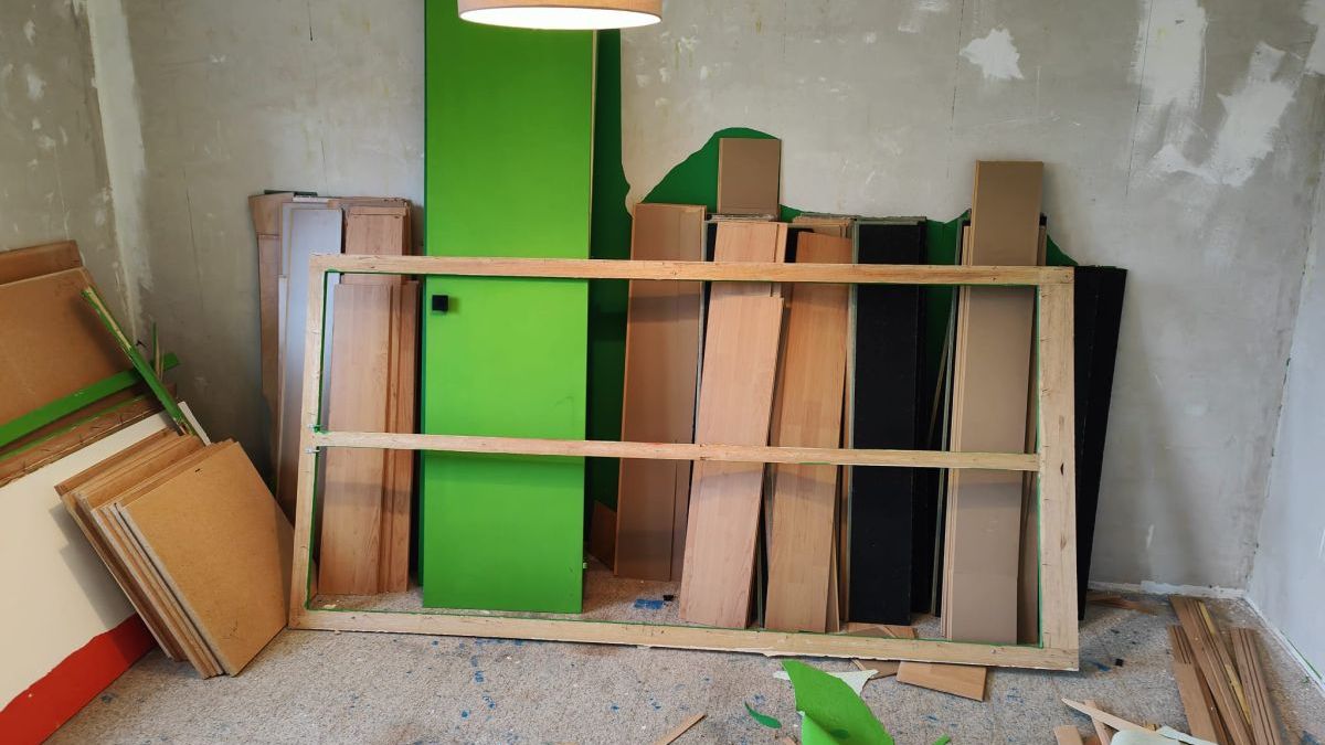 Alter Parkett (hinten an der Wand stehend)