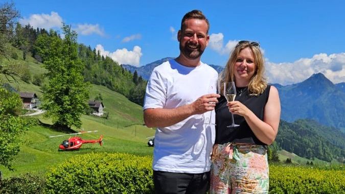 Glückliche Passagiere nach der Landung beim Restaurant Hotel Villa Honegg auf dem Bürgerstock.