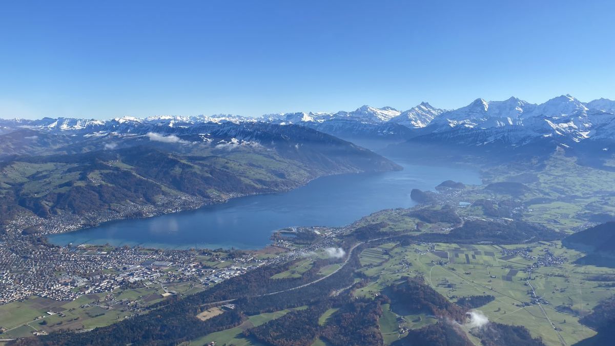 Die Sicht aus dem Helikopter-Cockpit auf dem Flug in's Berner Oberland