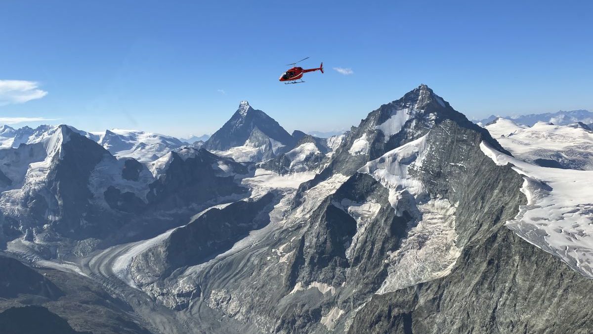 Helikopterflug über dem Wallis mit der besten Aussicht auf das Matterhorn.