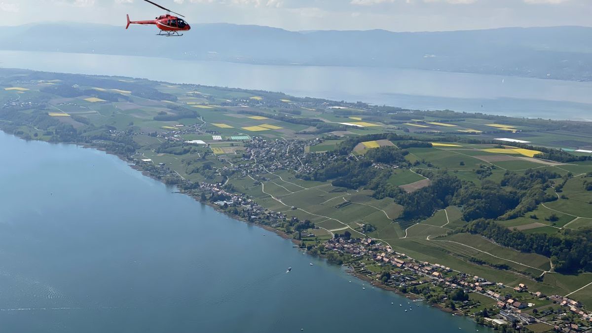 Helikopterflug zur Jura-Bergkette mit Sicht auf die Seen vom Berner Seeland