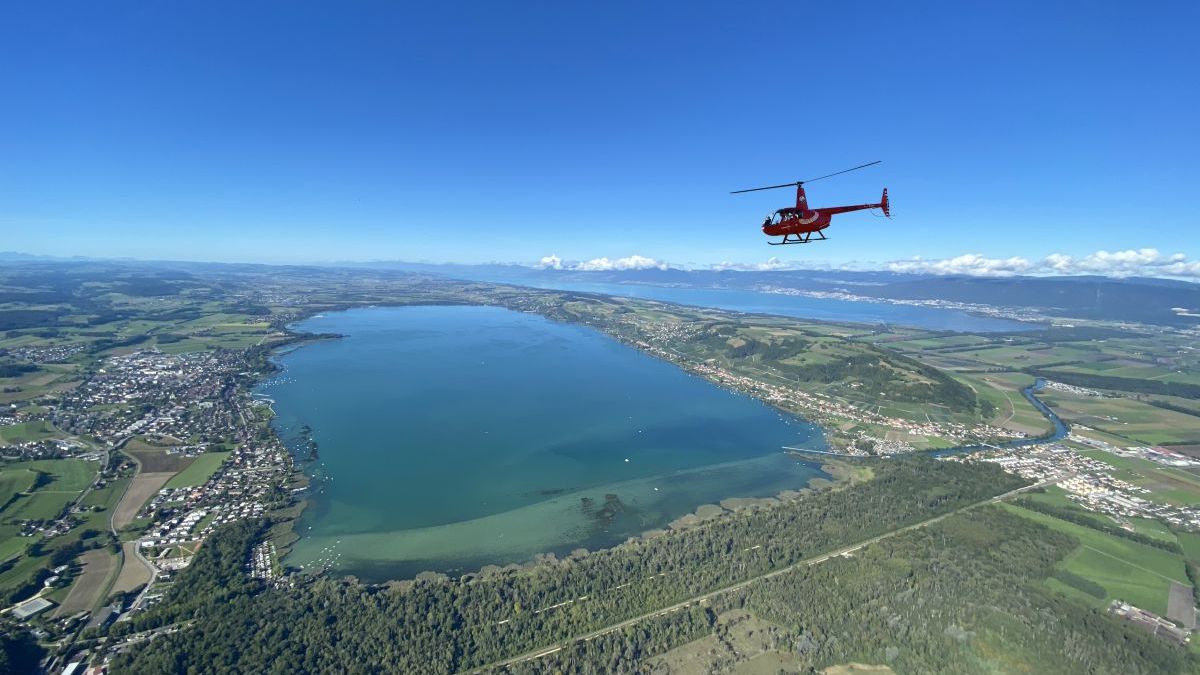 Einzigartige Helikopter-Tour über das Berner Seeland mit Zwischenstopp im Jura.