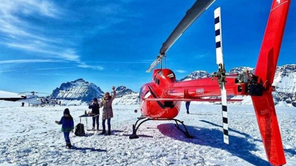 Gletscher-Aperitif nach einem Helikopterflug über das Berner Oberland