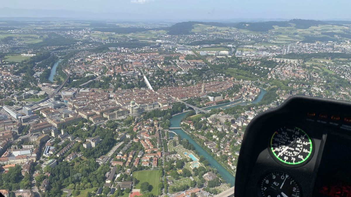 Die Sicht auf die Berner Altstadt aus dem Helikopter Cockpit.