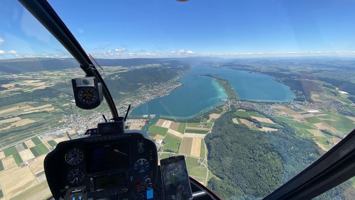 Helikopterflug über das Berner Seeland mit Zwischenstopp auf der Jura-Bergkette.