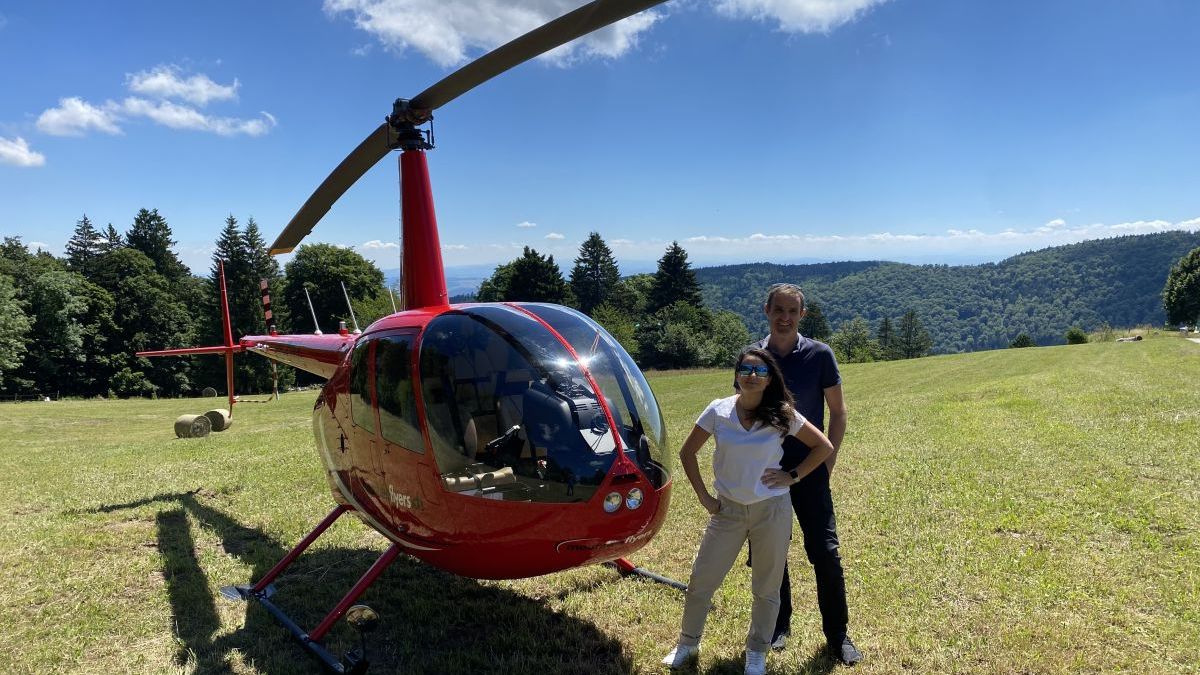 Glückliche Passagiere auf dem Helikopterflug zum Jura mit Zwischenstopp beim Restaurant La Bragarde.
