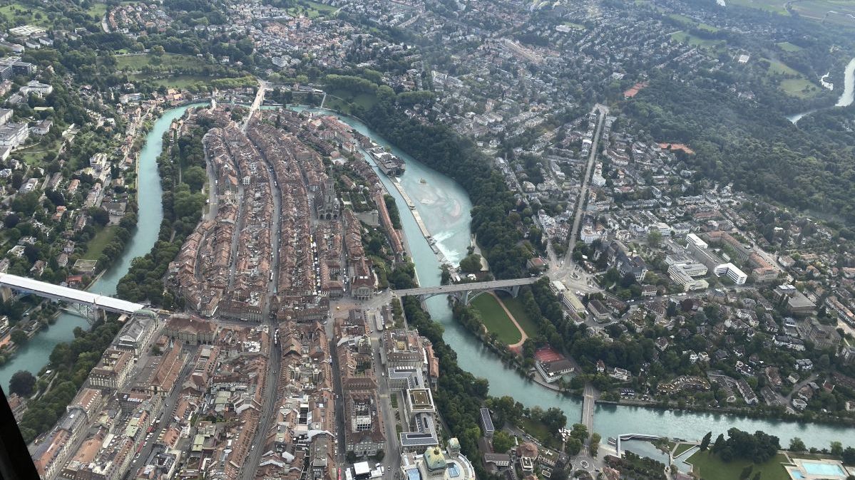 Die beste Sicht auf die Berner Altstadt ist auf dem Helikopter Kockpit.