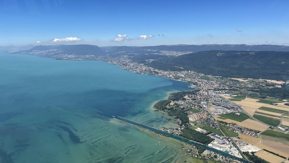 Einzigartige Helikopter Tour über das Berner Seeland mit Sicht auf das farbige Wasser.