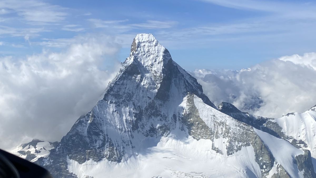 Die schönste Sicht auf das Matterhorn und die umliegenden Gletscher aus dem Helikopter-Cockpit.