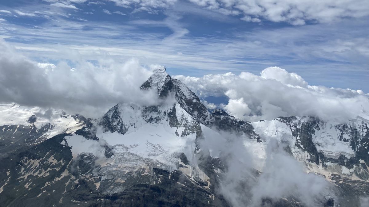 Das Matterhorn - eines der berühmtesten Berge der Welt wird auf dem Helikopterflug umflogen.